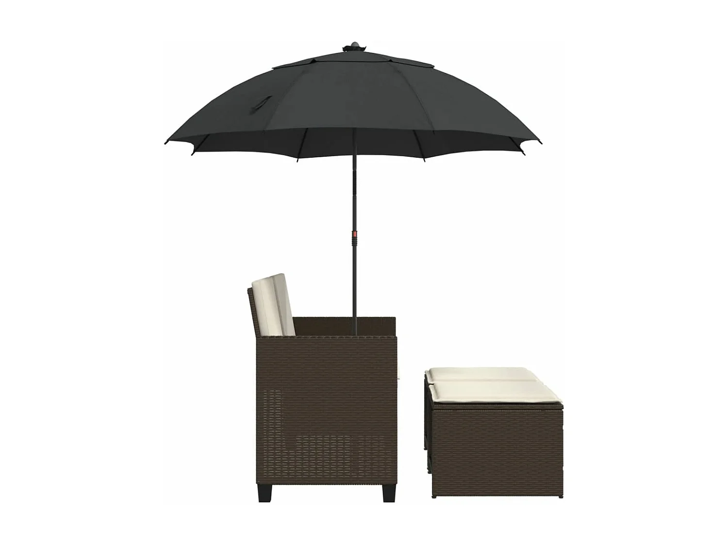 2-Sitzer-Gartensofa und Sonnenschirm sowie braune Rattanhocker