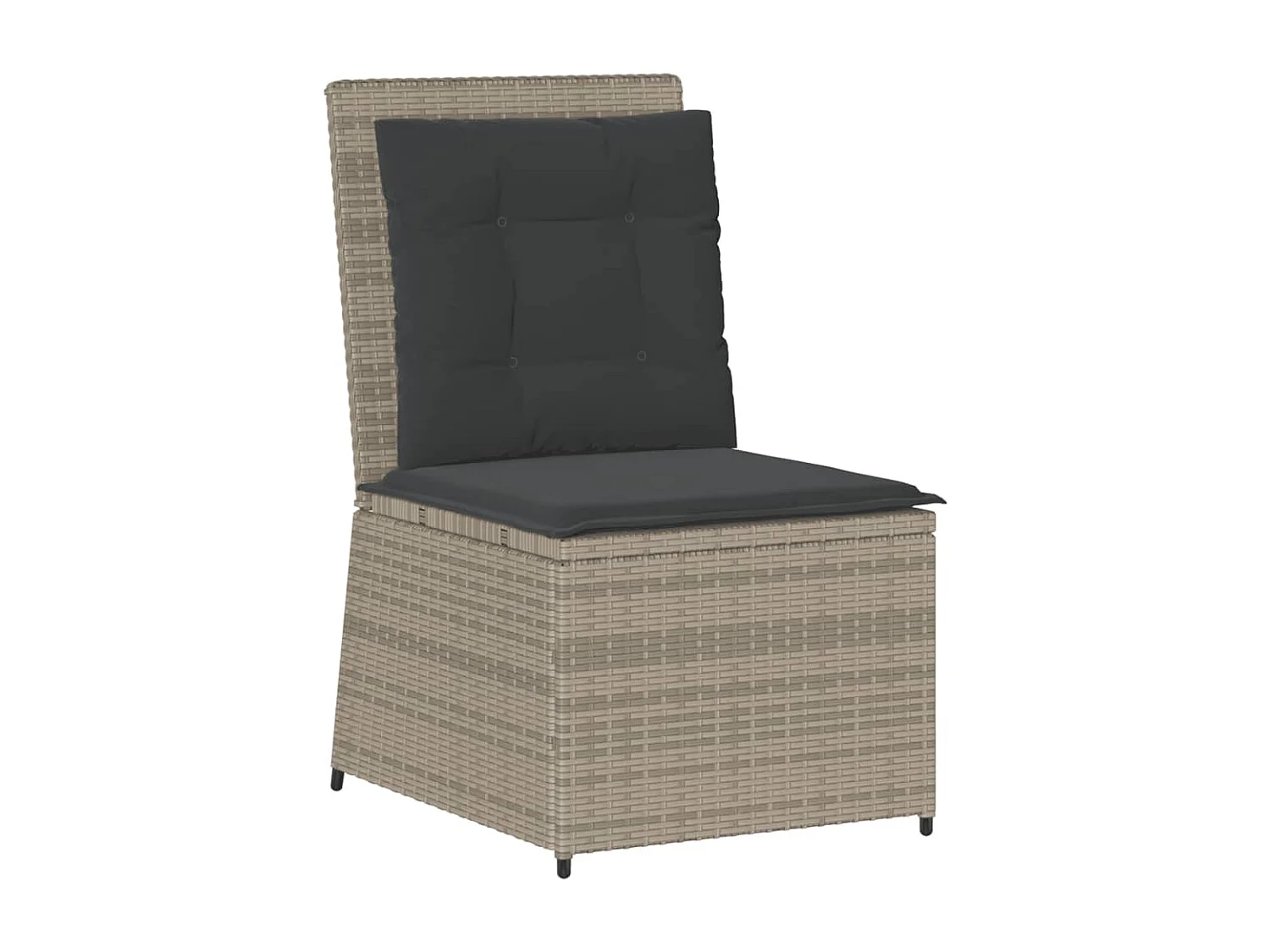 Liegendes Gartensofa mit hellgrauen Kissen aus geflochtenem Kunstharz