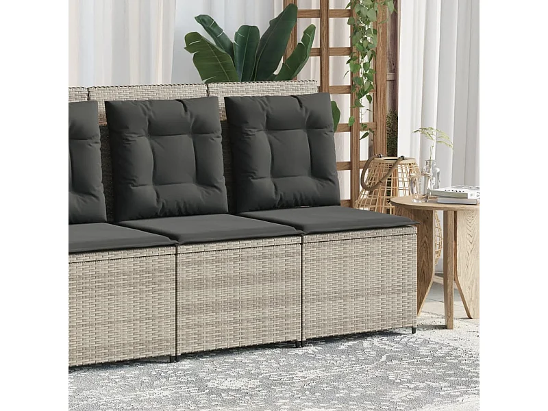 Liegendes Gartensofa mit hellgrauen Kissen aus geflochtenem Kunstharz