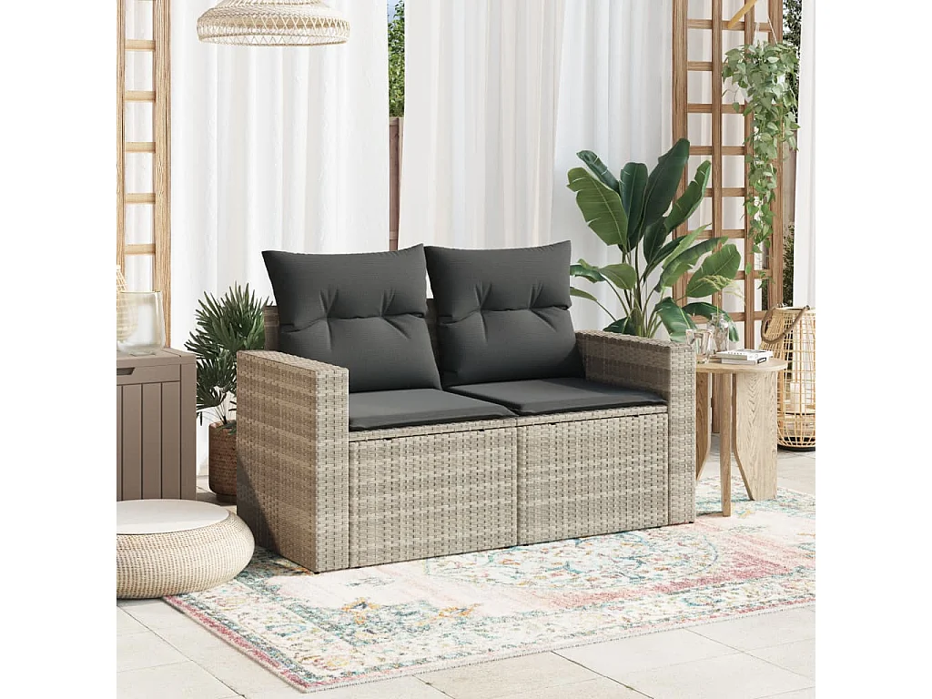 2-Sitzer-Gartensofa und hellgraue geflochtene Harzkissen