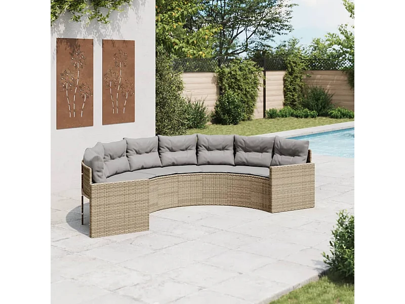 Gartensofa mit halbrunden beigefarbenen Kissen aus gewebtem Kunstharz