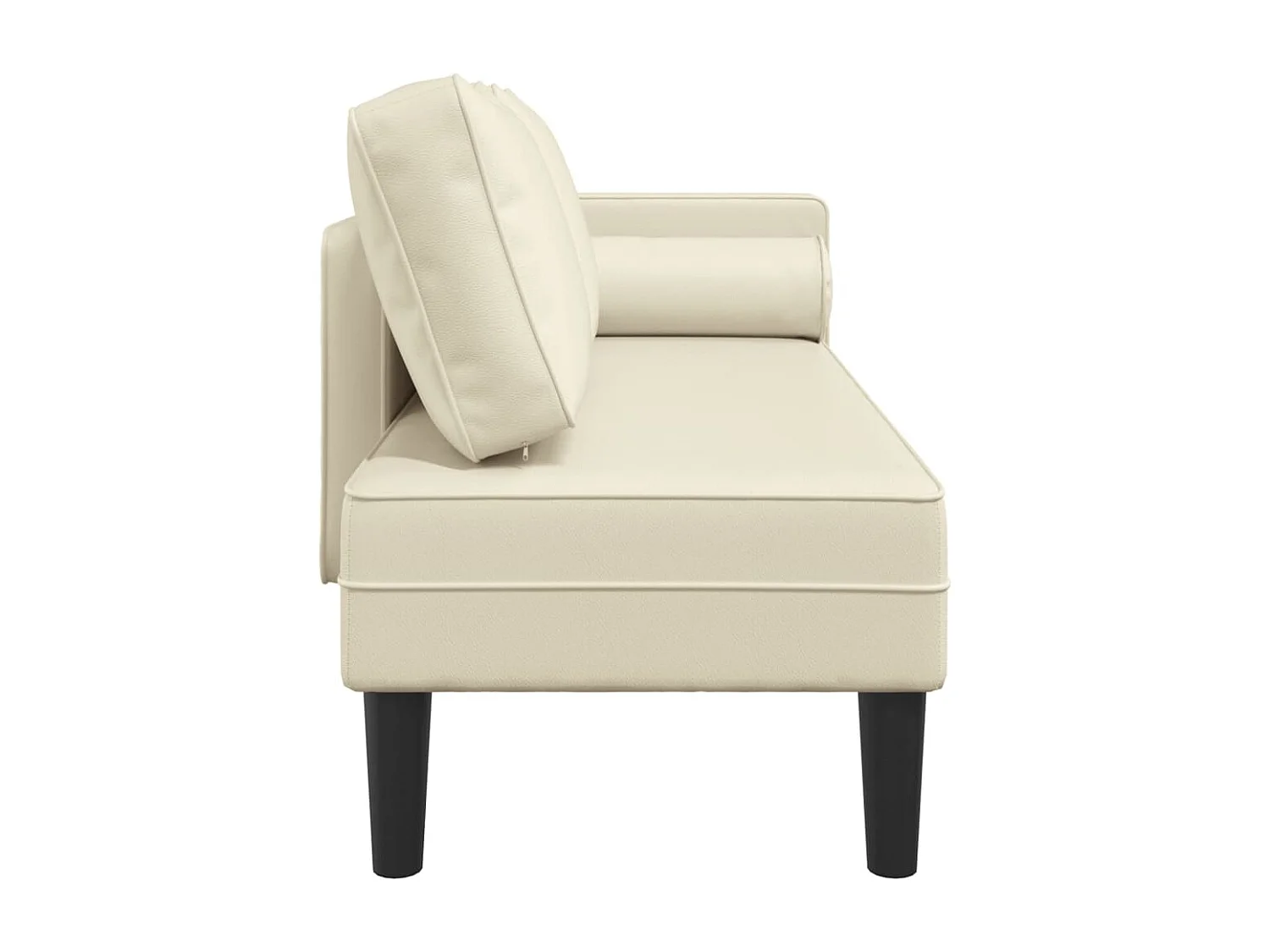 Sillón con cojines de piel sintética color crema.