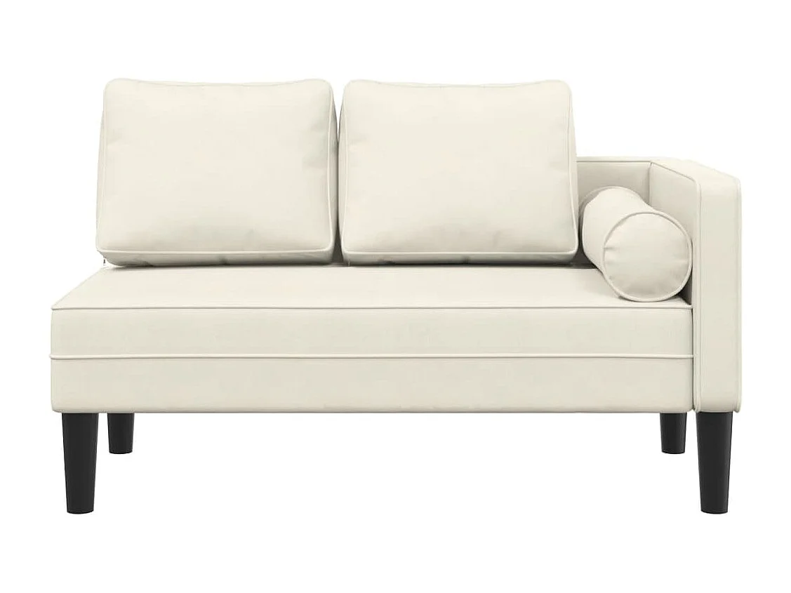 Sillón con cojines de terciopelo color crema.