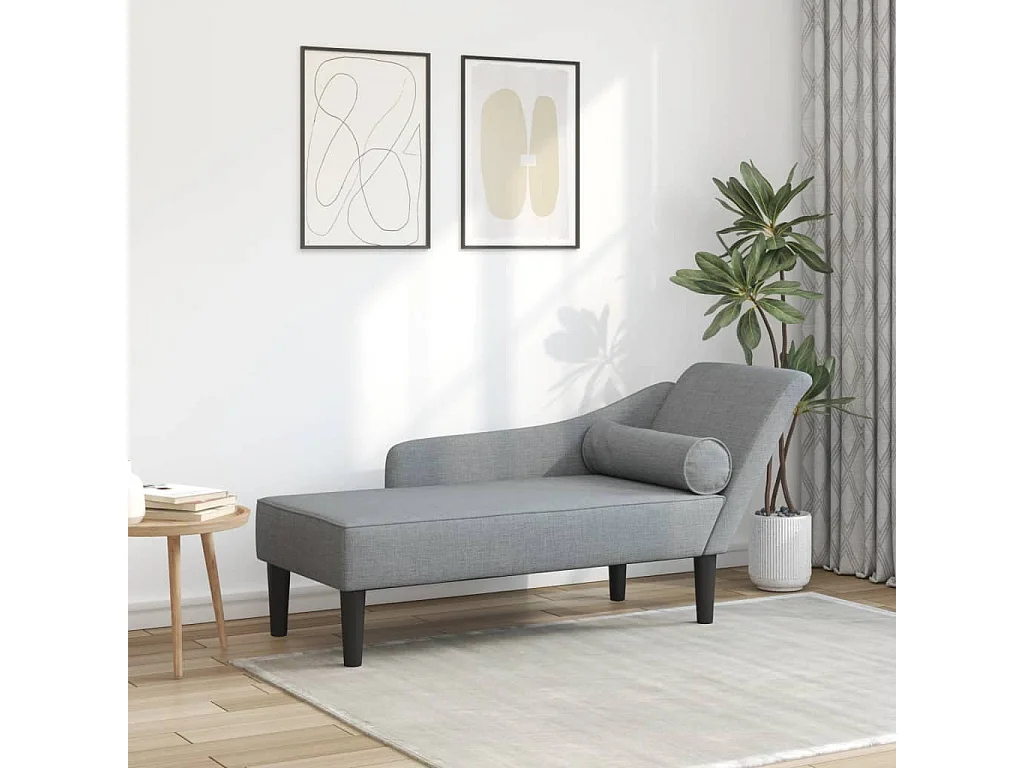 Sillón con cojines de tela gris claro.