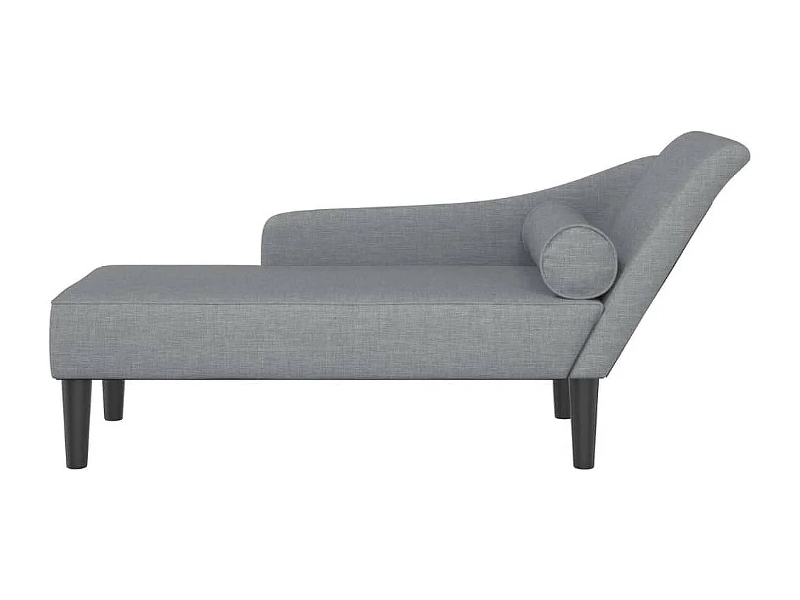 Sillón con cojines de tela gris claro.