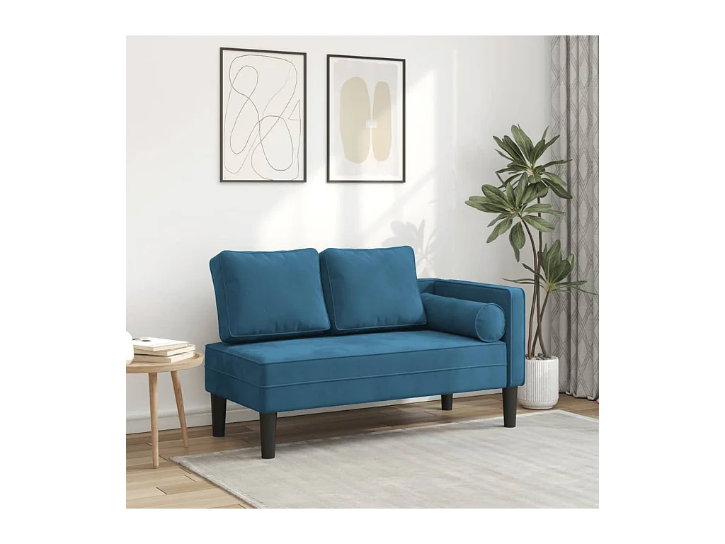 Loungesessel mit blauen Samtkissen