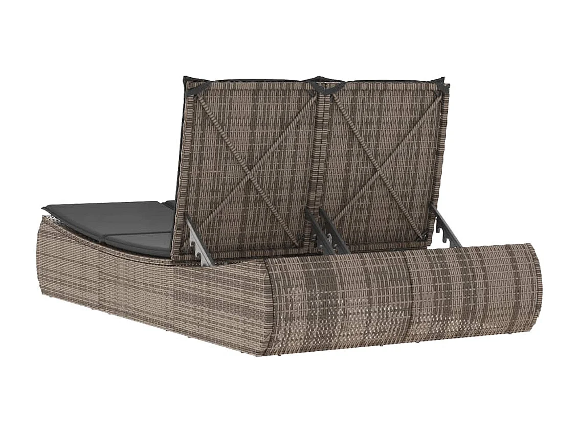 Sillón doble con cojines de resina tejida gris.