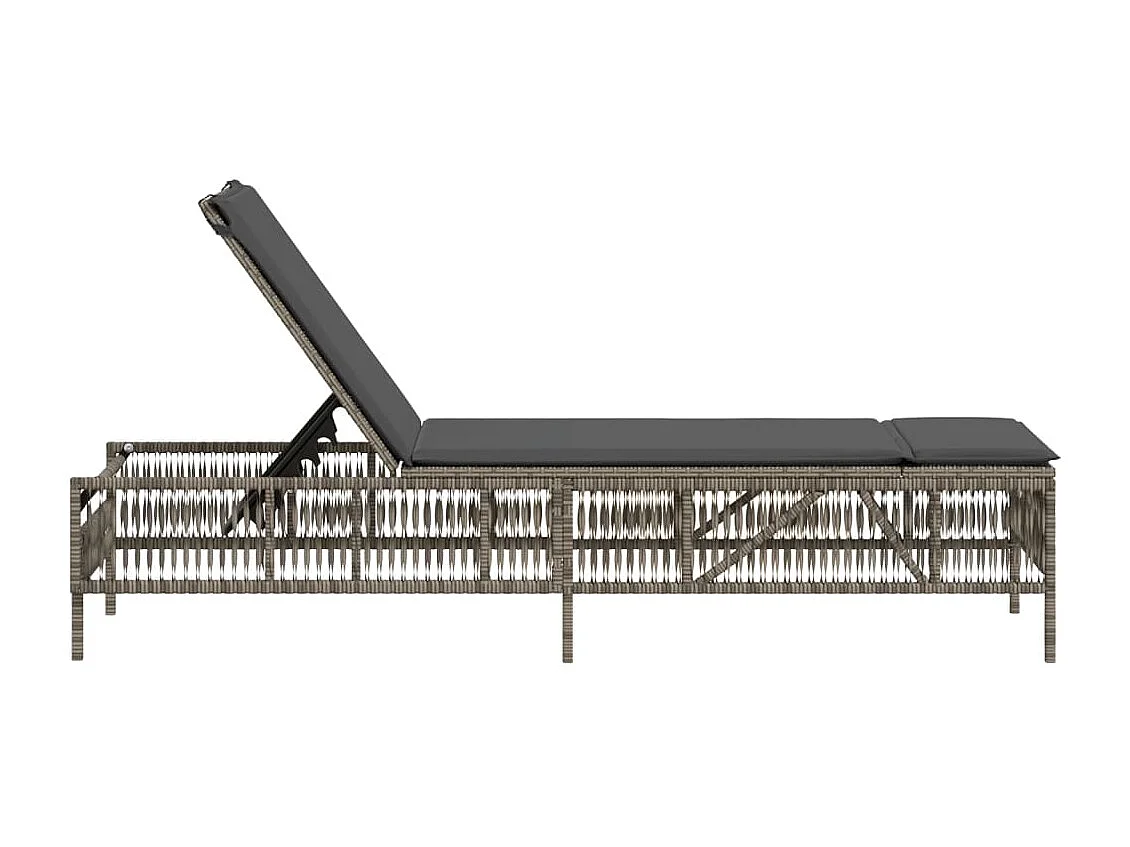 Sillón con cojín de resina tejida gris.