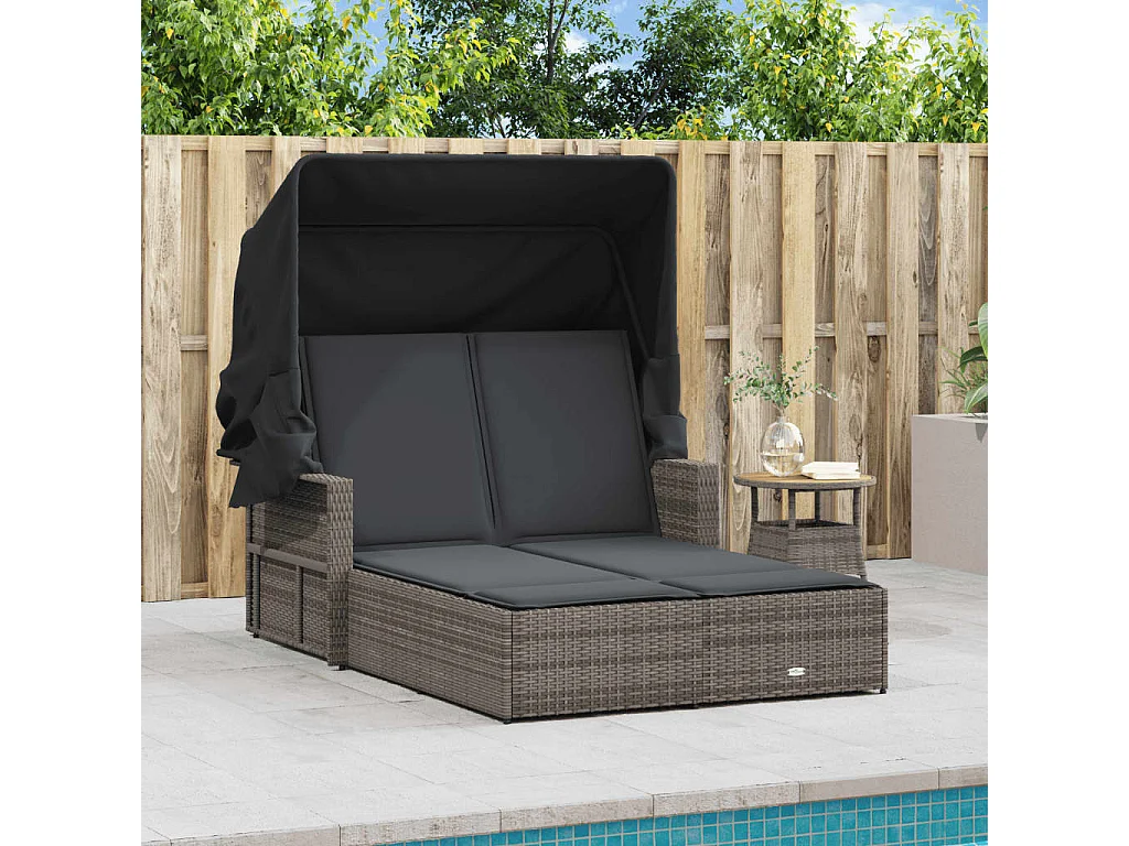 Doppel-Loungesessel und grau gewebte Harzmarkise und Kissen