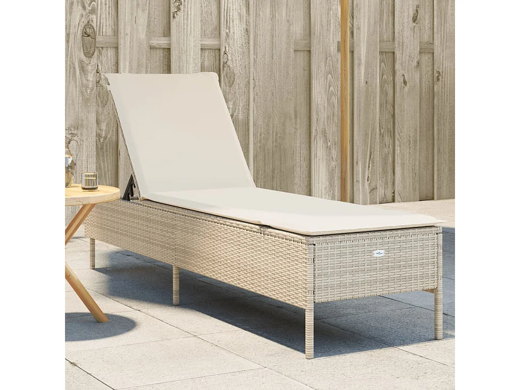 Poltrona lounge con cuscino in resina intrecciata beige