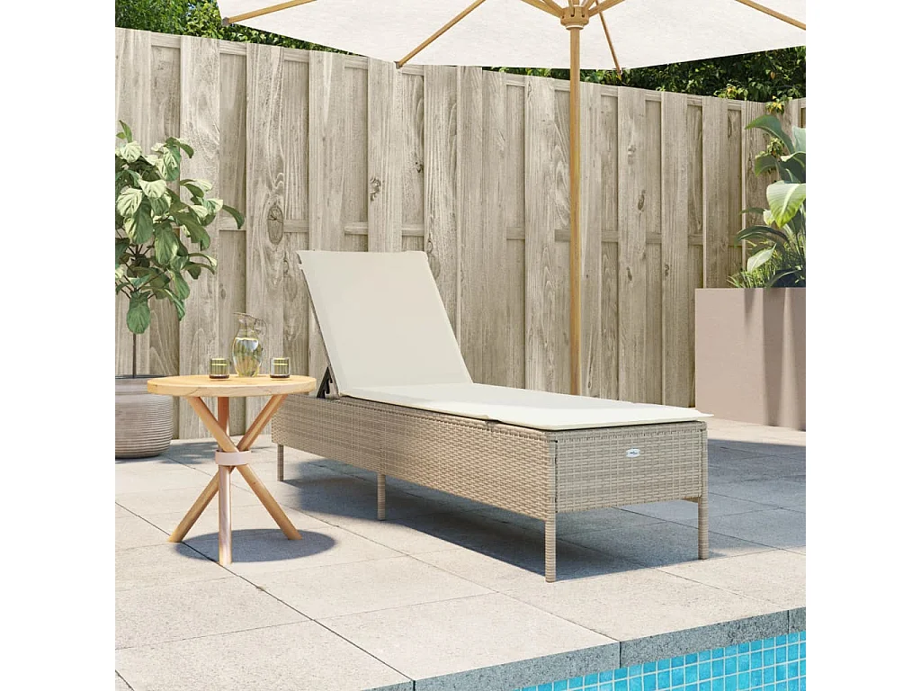 Poltrona lounge con cuscino in resina intrecciata beige