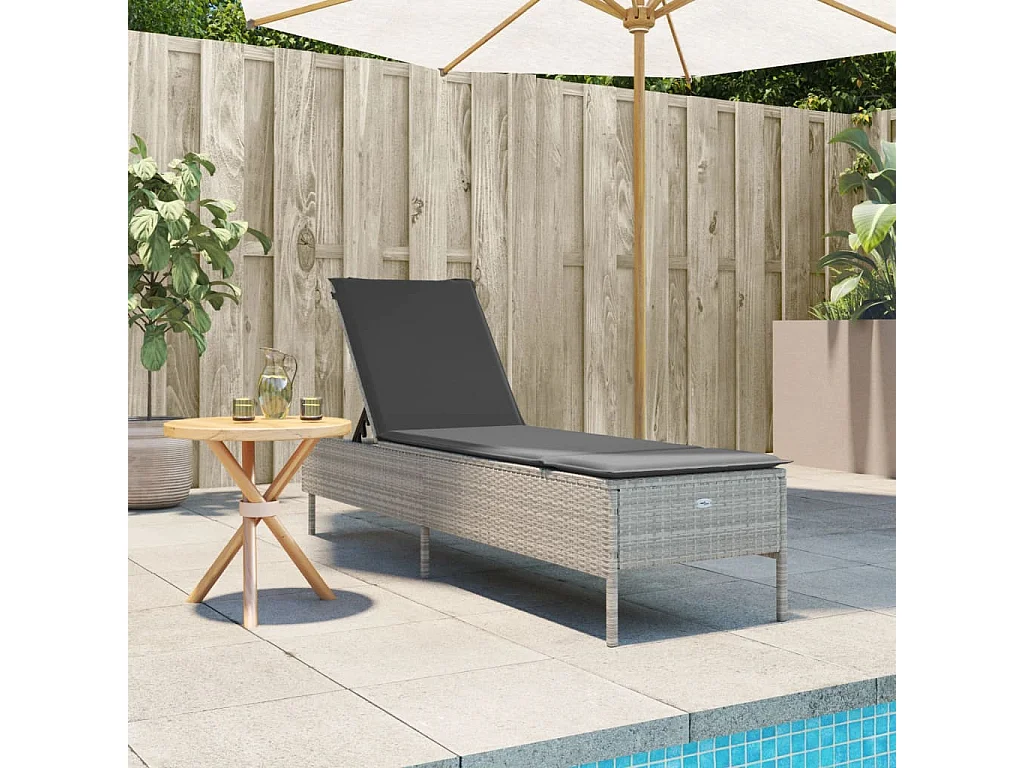 Poltrona lounge con cuscino in resina intrecciata grigio chiaro