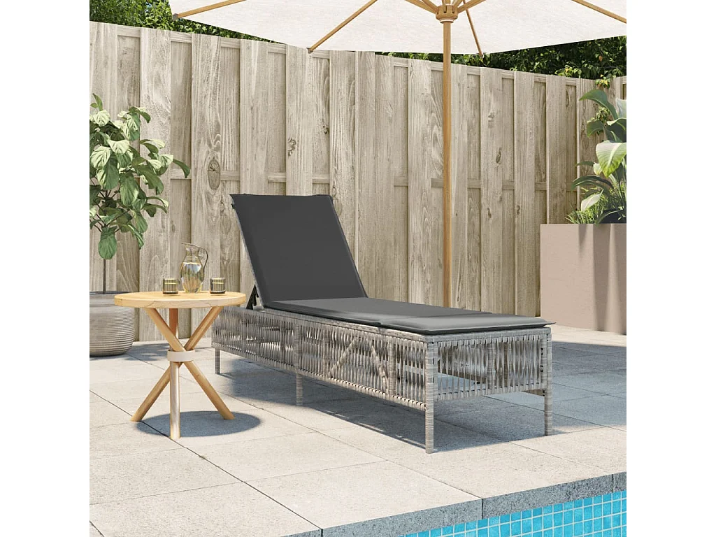 Chaise longue avec coussin gris clair résine tressée