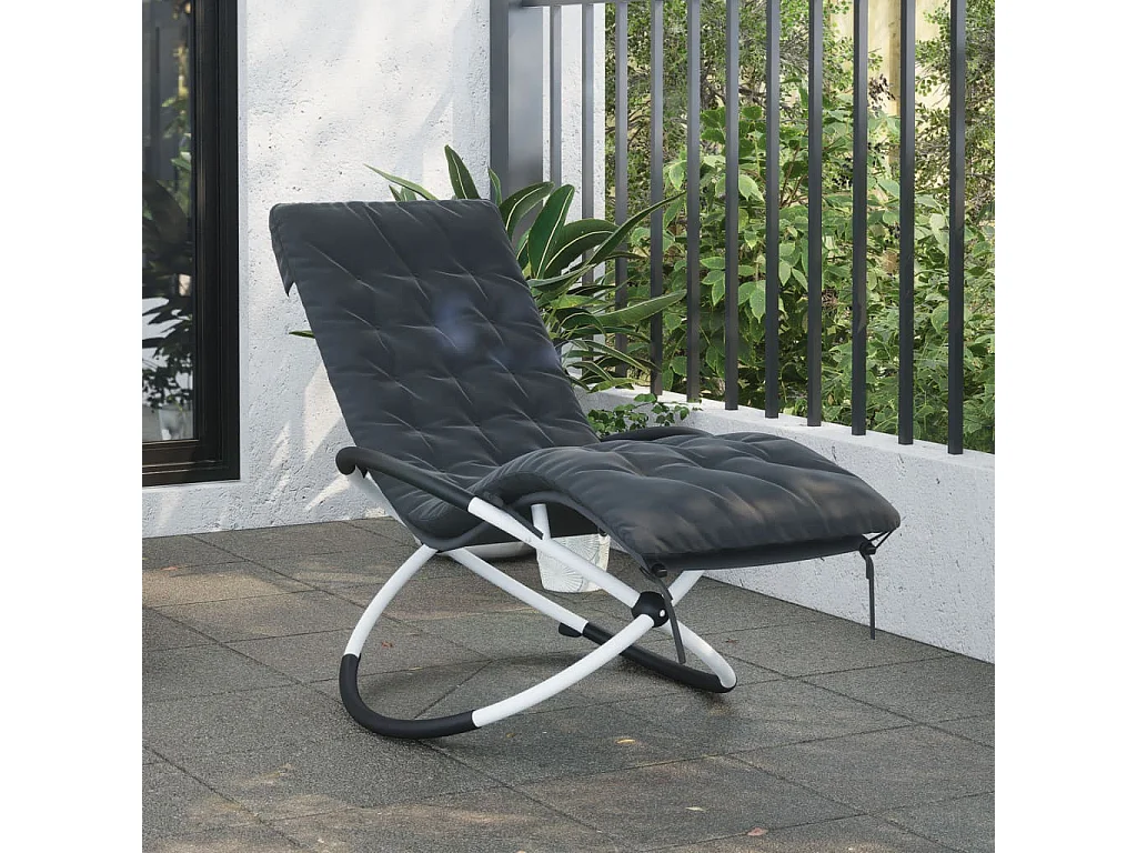 Geometrischer Loungesessel mit schwarzem und stahlgrauem Kissen