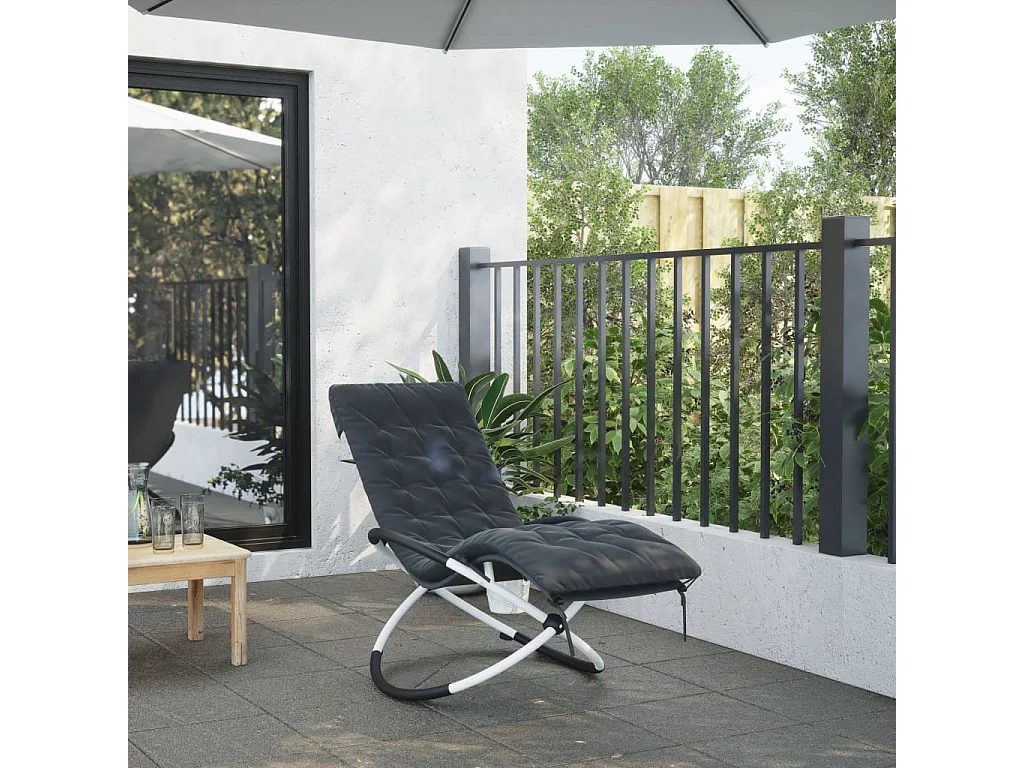 Geometrischer Loungesessel mit schwarzem und stahlgrauem Kissen