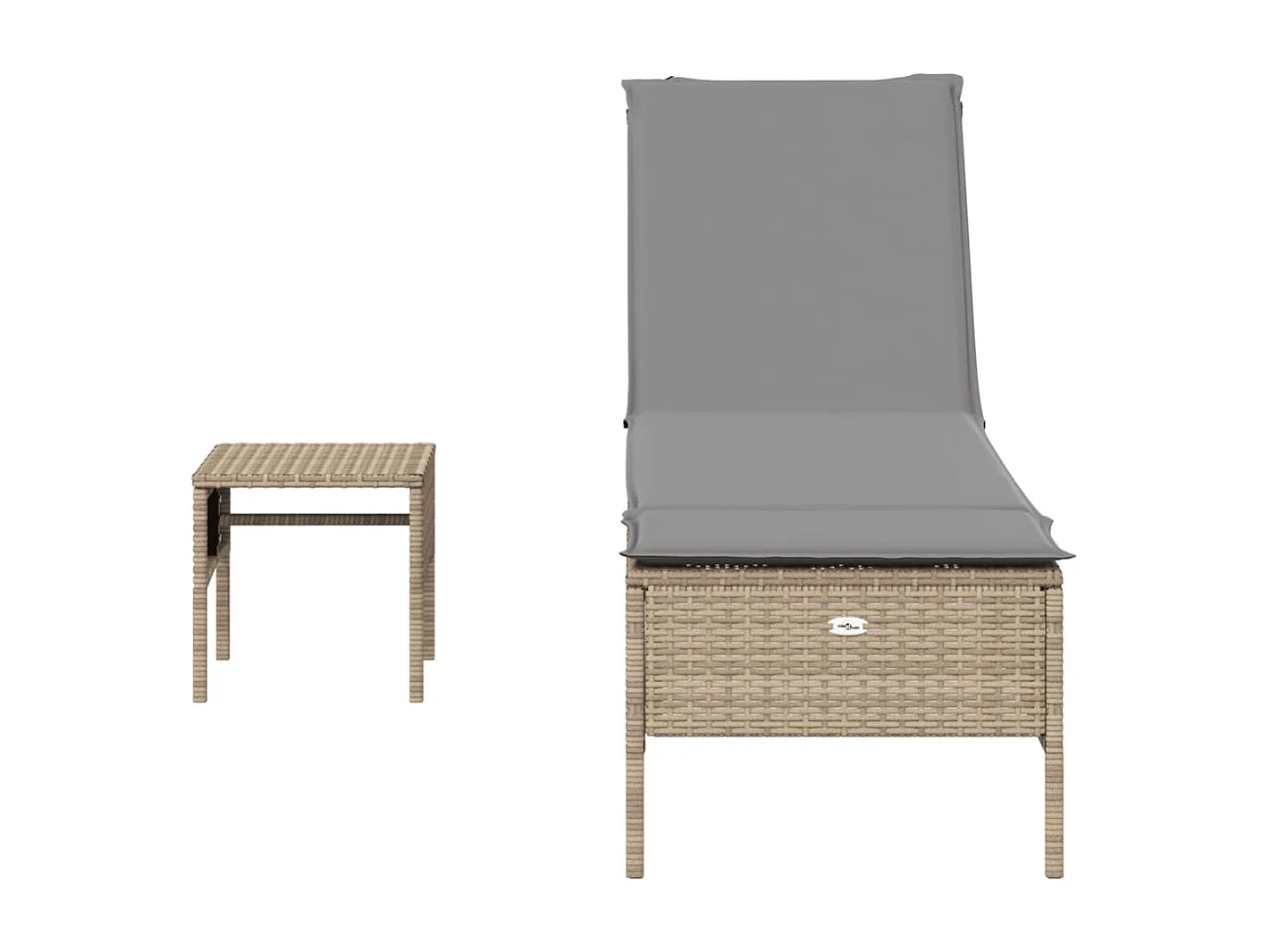 Sillón con mesa y cojín de resina tejida beige.