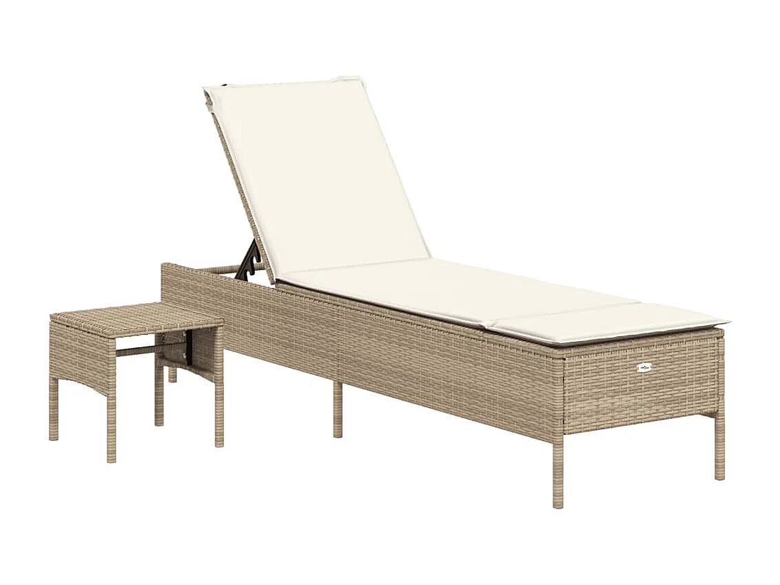 Loungesessel mit Tisch und beigefarbenem Kissen aus geflochtenem Kunstharz