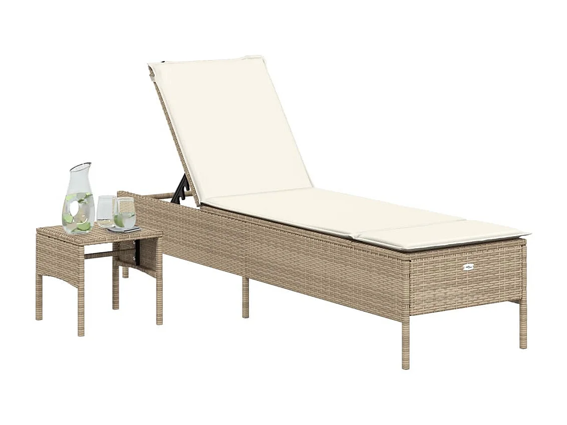 Loungesessel mit Tisch und beigefarbenem Kissen aus geflochtenem Kunstharz