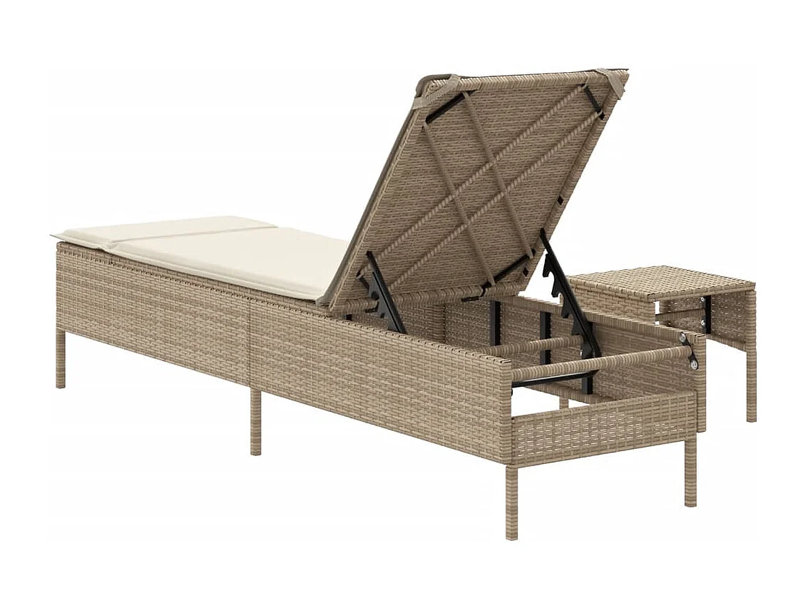 Loungesessel mit Tisch und beigefarbenem Kissen aus geflochtenem Kunstharz