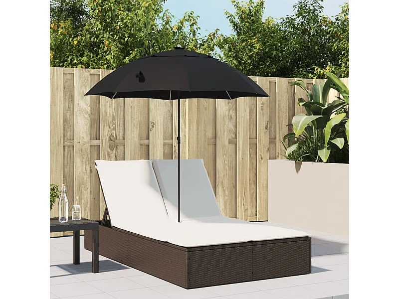 Doppel-Loungesessel mit Kissen und braunem Polyrattan-Sonnenschirm