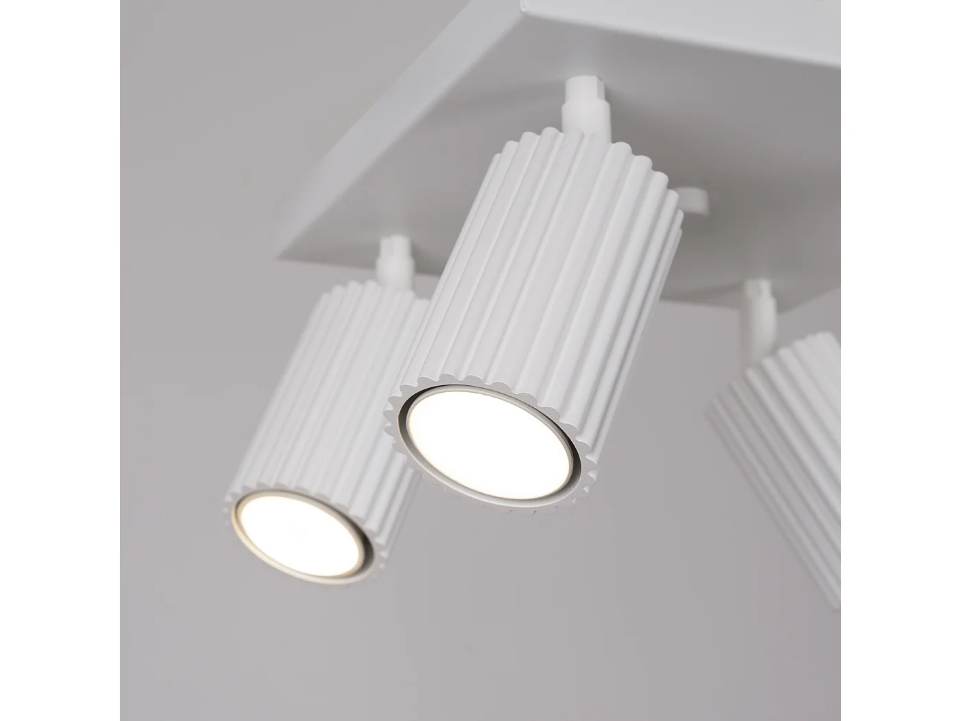 Deckenleuchte Karbon Minimalistisch Aus  Aluminium - 4 Lichtquellen - L.25 X H. Cm - Weiß