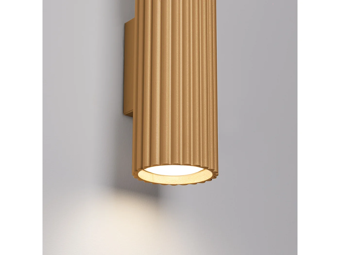 Wandlamp KARBON minimalistisch van  - 2 lichtbronnen - L.6,5 x H.20 cm - gouden