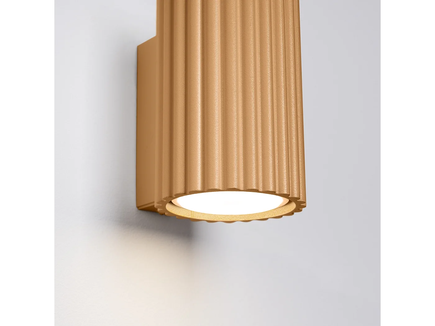 Lámpara De Pared Karbon Minimalista De Aluminio - 1 Fuentes Luminosas - L.6,5 X A.10 Cm - Dorado