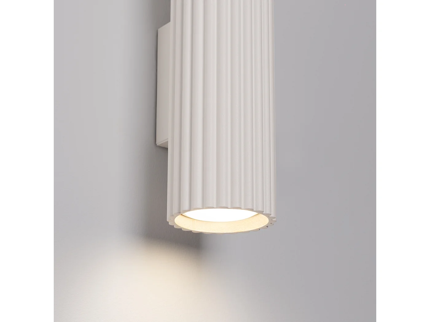 Wandlamp KARBON minimalistisch van  - 2 lichtbronnen - L.6,5 x H.30 cm - beige