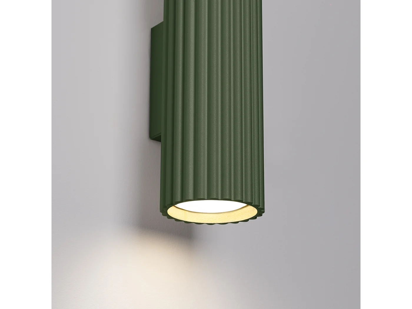 Wandlamp KARBON minimalistisch van  - 2 lichtbronnen - L.6,5 x H.30 cm - olijfgroen