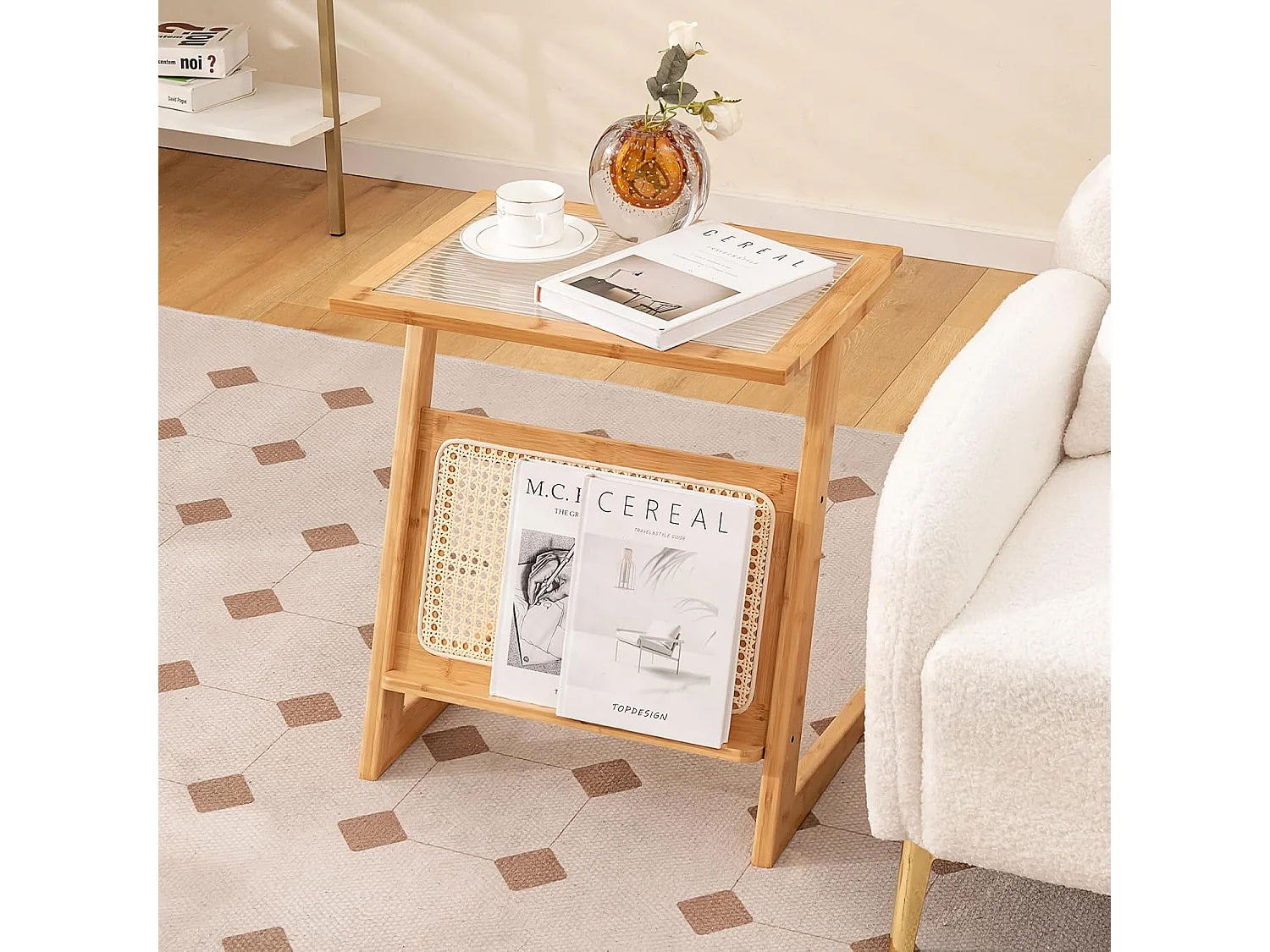 Table d’Appoint Bohême avec Porte-Revues en Rotin, Bout de Canape en Bambou avec Plateau en Verre Trempé, Petite Table d’Appoint Salon, 50 x 36 x 56 cm (Z, Jaune)