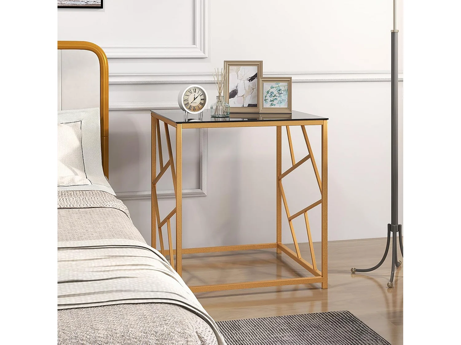 Table d'appoint carrée, plateau en verre trempé, cadre géométrique doré, 50 x 50 x 55 cm