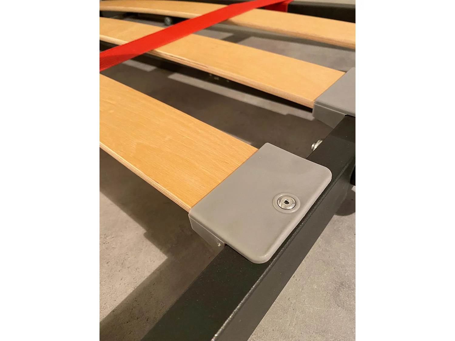 Cama de solteiro Kando com sofá branco de freixo, cinza