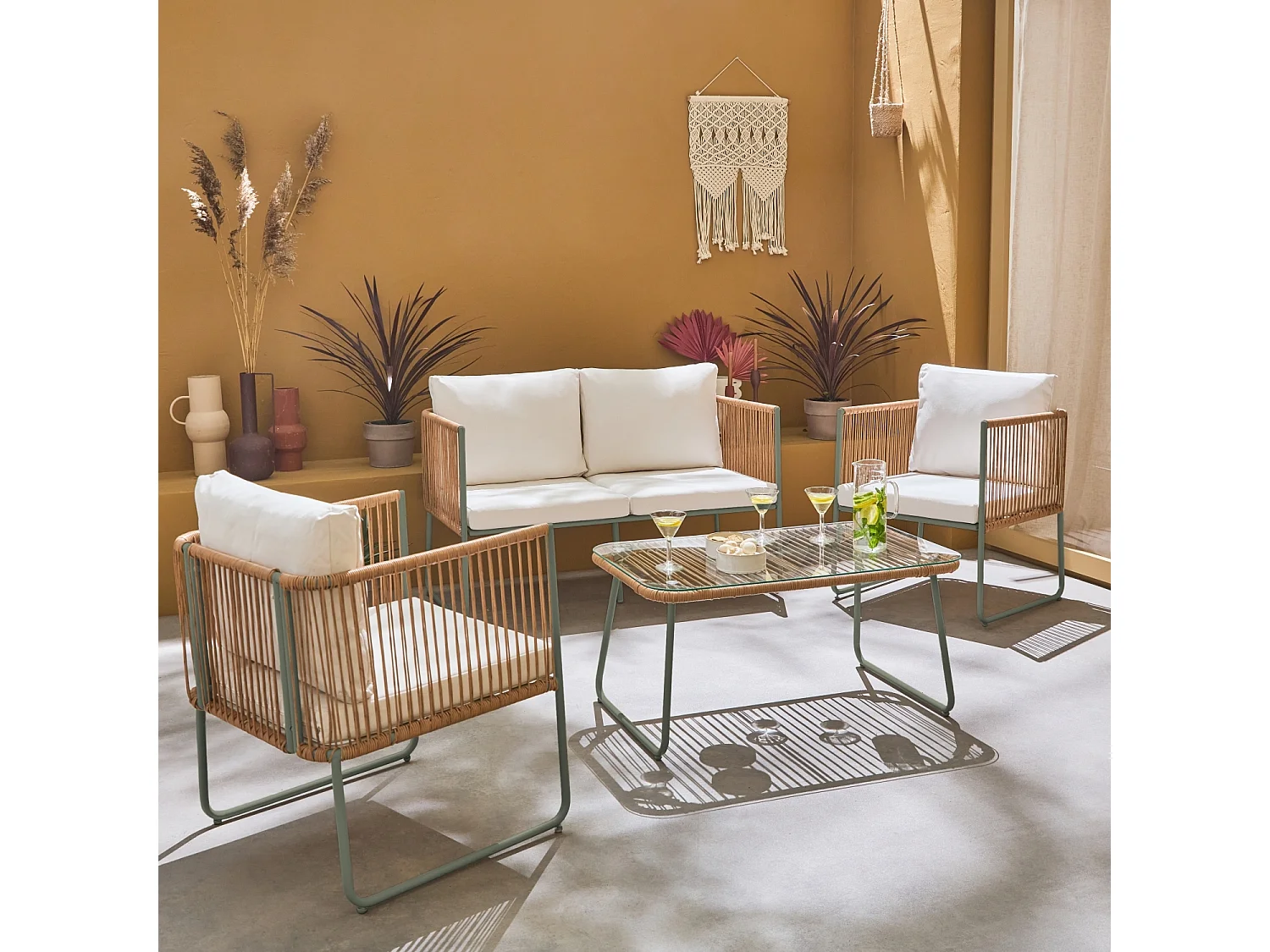 Salon de jardin en corde résine plastique et acier galvanisé. table basse en verre trempé. 4 places. L 115 x 60 x 68cm