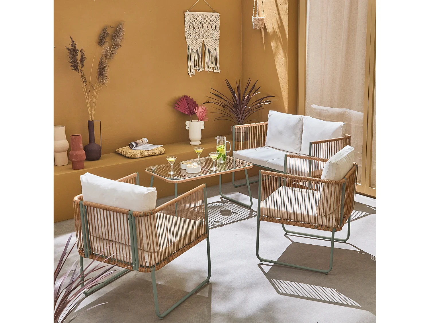 Salon de jardin en corde résine plastique et acier galvanisé. table basse en verre trempé. 4 places. L 115 x 60 x 68cm