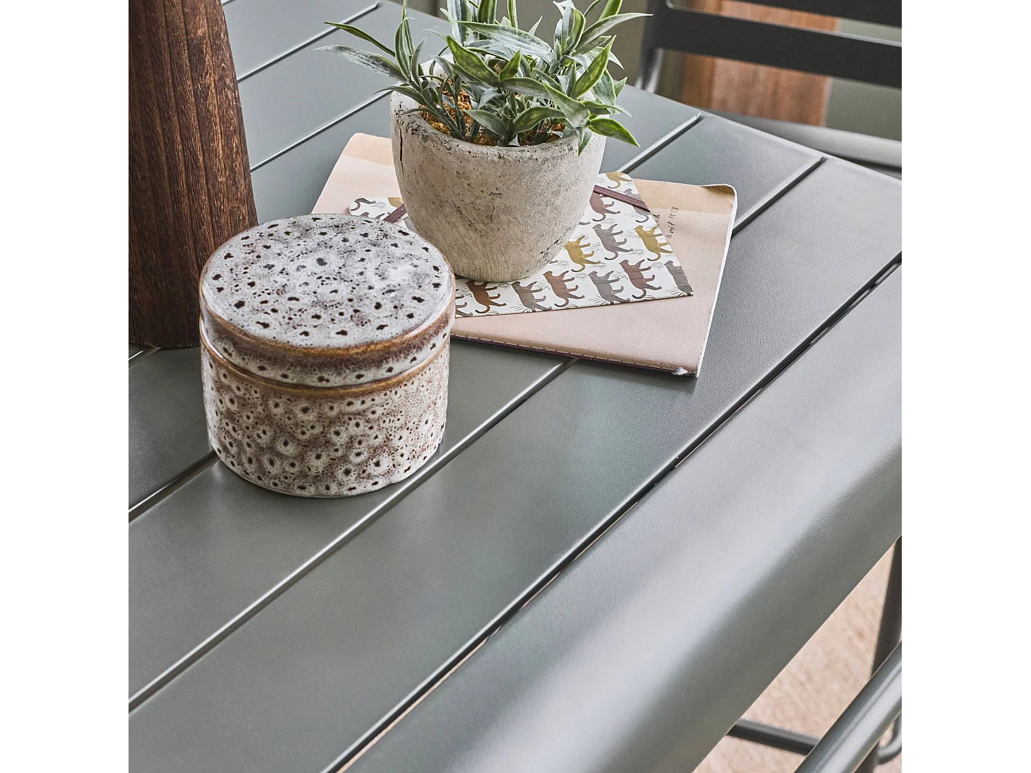 Mesa alta de jardín de metal, 2 plazas verde kaki