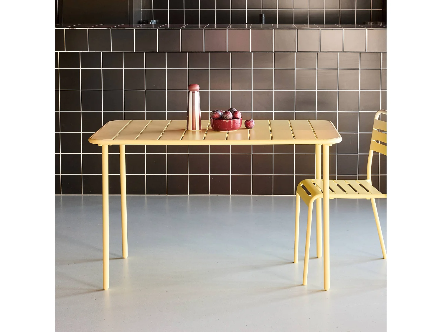 Table de jardin métal 4 places. jaune. Amelia. 120x70cm. traitement antirouille. lattes et bords arrondis