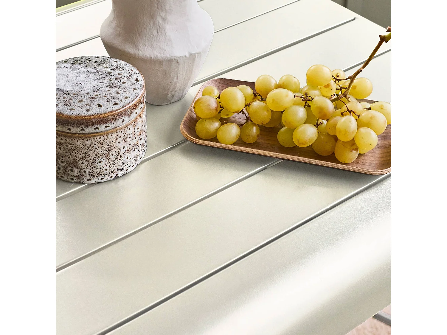 Table haute de jardin métal 2 places. beige. 70 x 70 x 95cm