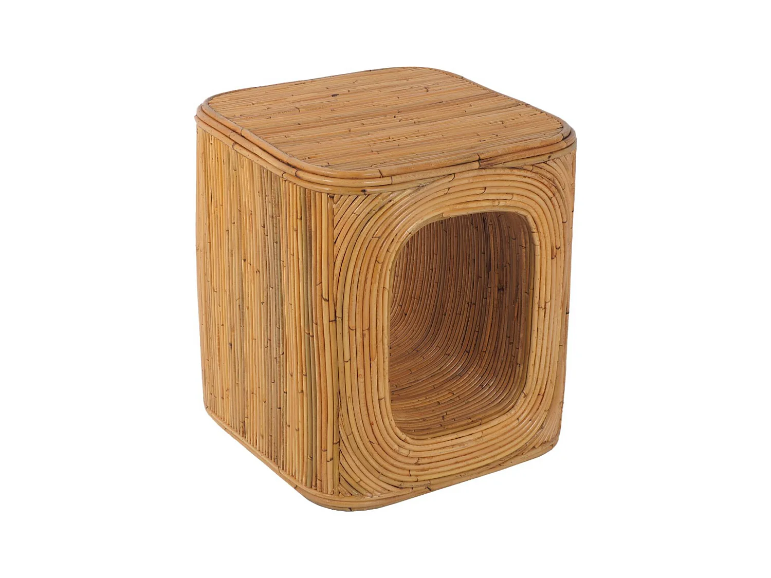 Bout de canapé. table d'appoint. table de chevet avec niche. en rotin naturel. cubique et coins arrondis. L 45 x P 45 x H 50cm