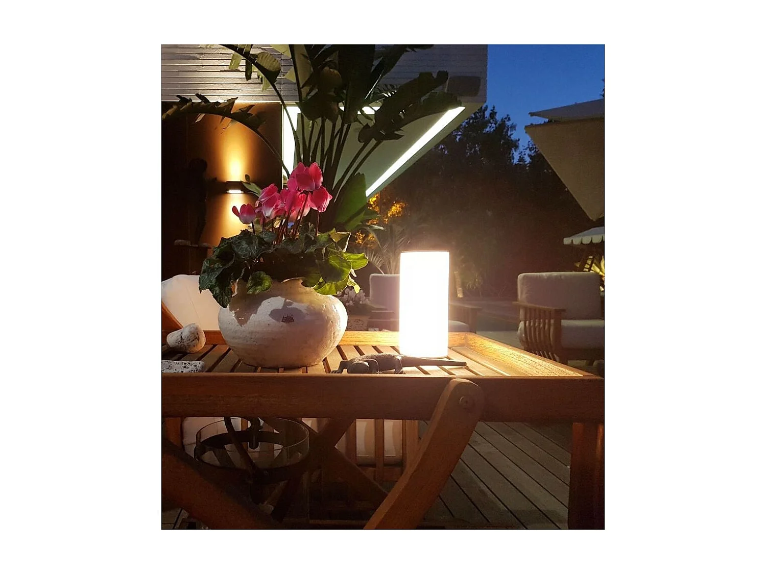 Lampe LED Converse portable et réglable alimentée par une batterie Li-Ion de 2,5 W. De 2700K à 5000K.