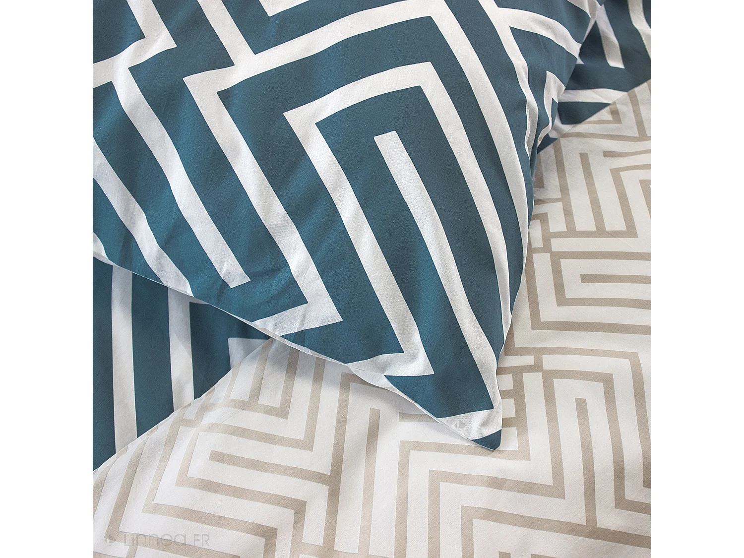 Parure de lit 260x240 cm pur coton PHOSY motif géométrique bleu 3 pièces