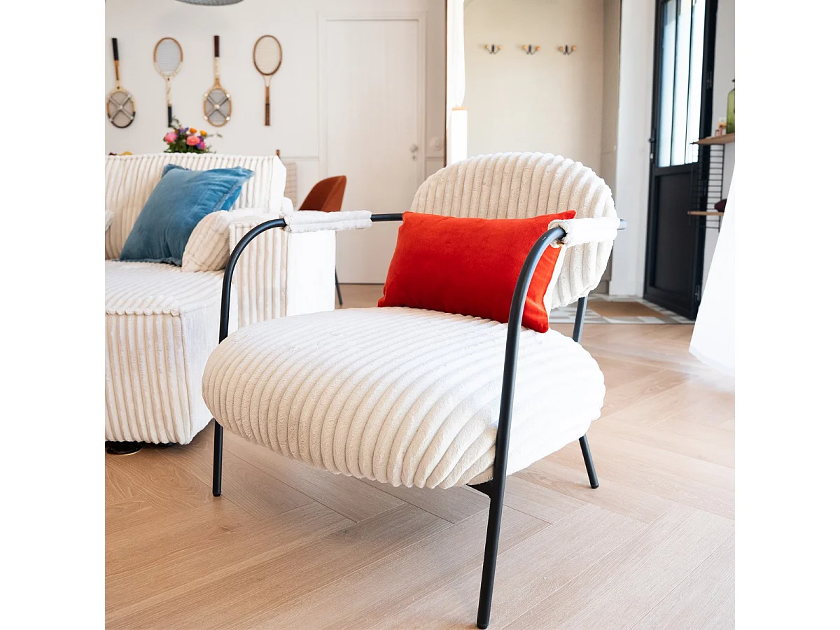 Fauteuil en velours côtelé beige et piètement noir - Léon