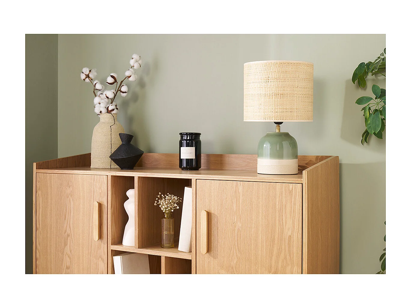 Lampada da tavolo verde in ceramica con paralume in rattan H35 cm PIEGA