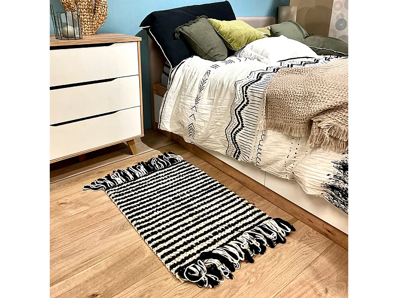Tapis 60 x 80 cm texturé noir et blanc avec franges bicolores – SOHO