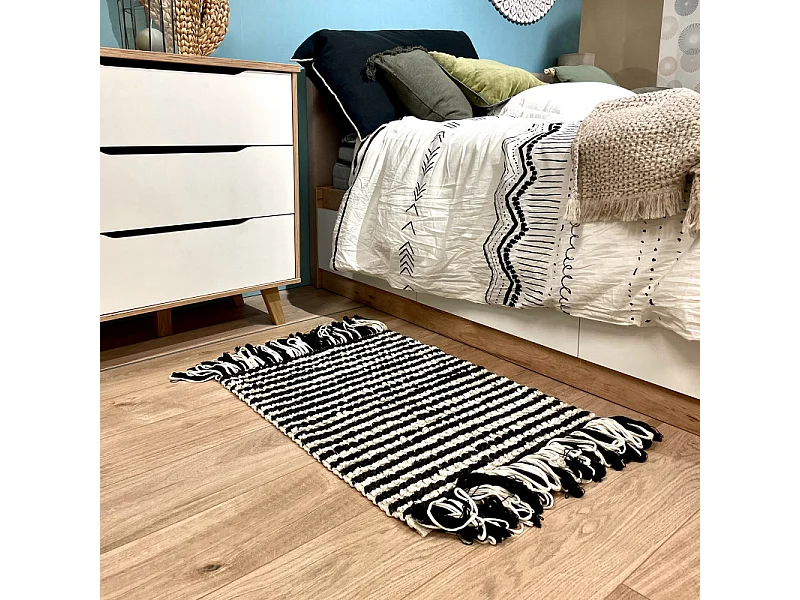 Tapis 60 x 80 cm texturé noir et blanc avec franges bicolores – SOHO
