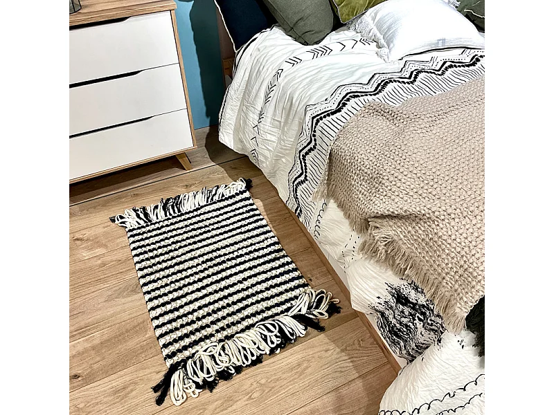 Tapis 60 x 80 cm texturé bleu marine et blanc avec franges – SOHO