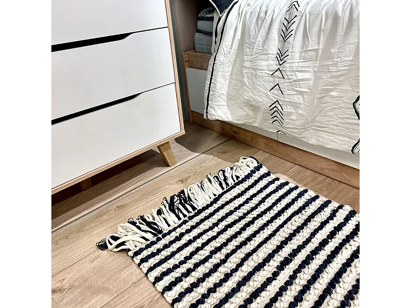 Tapis 60 x 80 cm texturé bleu marine et blanc avec franges – SOHO