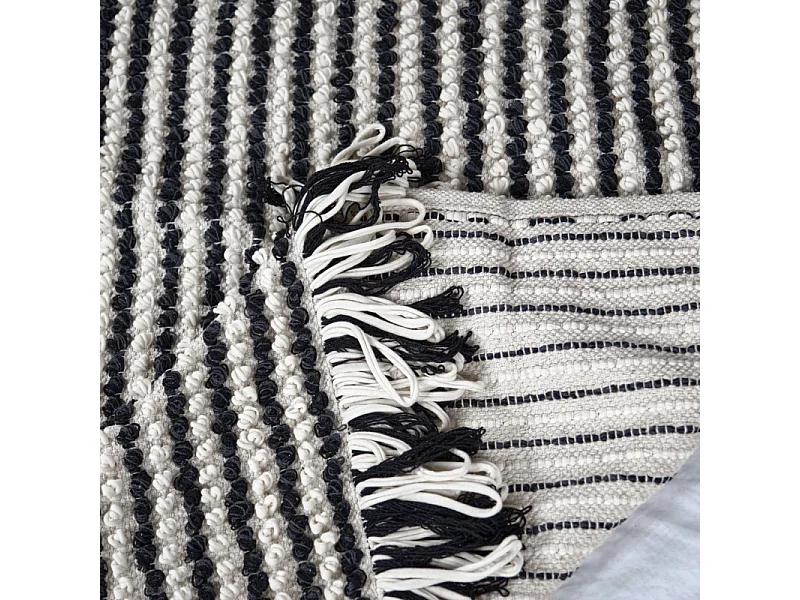 Tapis 140 x 200 cm texturé noir et blanc avec franges bicolores – SOHO