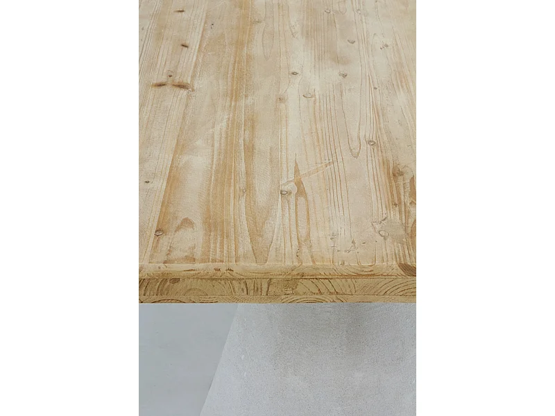 Mesa de jantar em madeira de abeto e base em poliresina branca