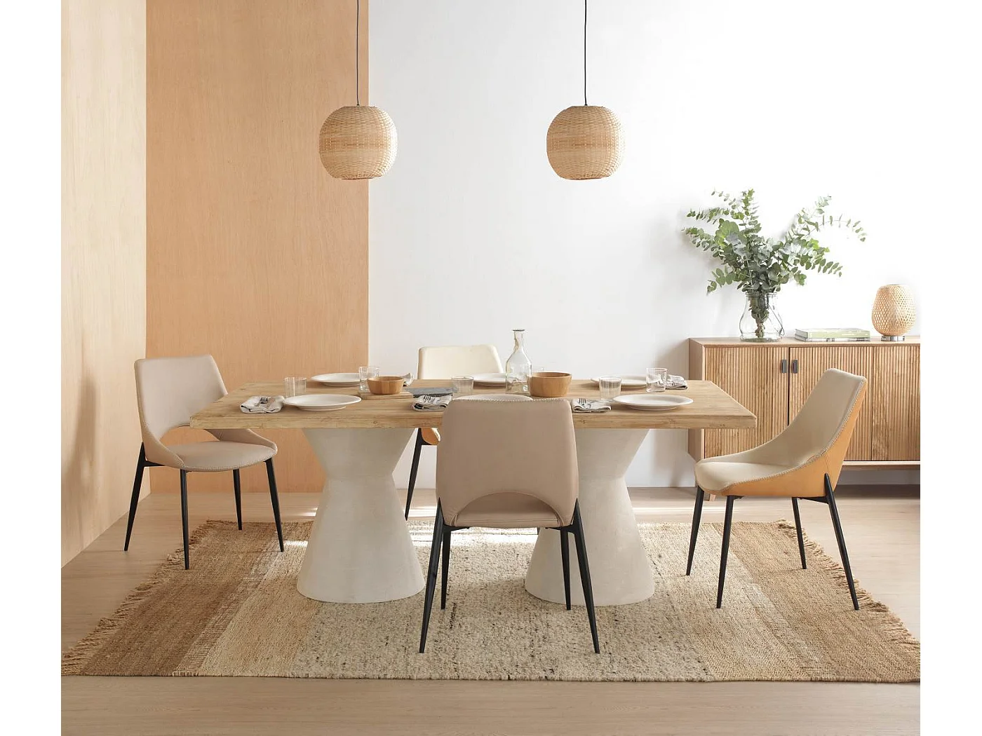 Tavolo da pranzo in legno di abete con base in poliresina bianca