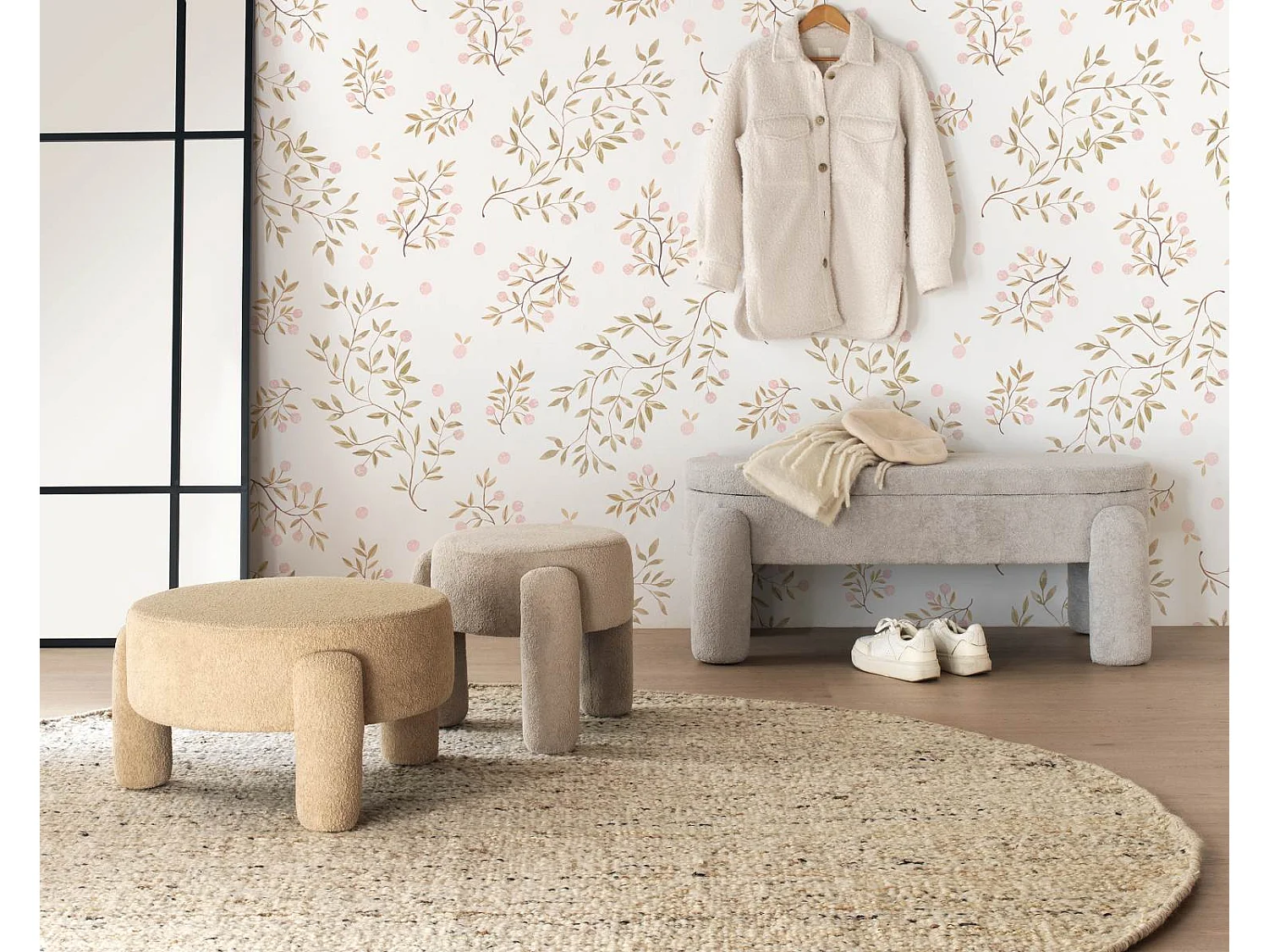 Hocker-Baul mit Struktur und Beinen gepolstert in hellgrauem Boucle